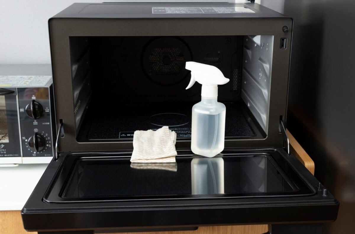 Maid in T.O expert completing oven cleaning in Richmond Hill, ON ensuring deep cleaning and reliable results. Oven Cleaning Near Me