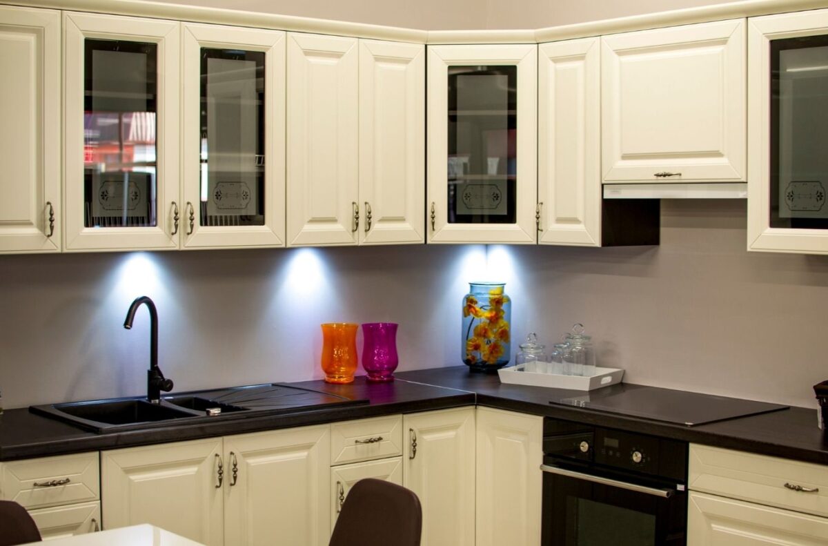 Maid in T.O team completing cabinet cleaning in Vaughan home with careful kitchen detailing and cabinet surface cleaning.